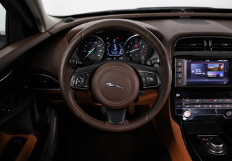 Подержанный автомобиль Jaguar XE 2018 года (10 фото)