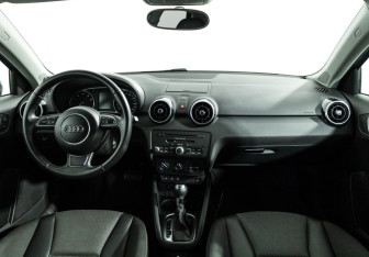 Подержанный автомобиль Audi A1 2012 года (13 фото)