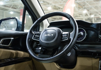 Подержанный автомобиль Kia Carnival 2021 года (15 фото)