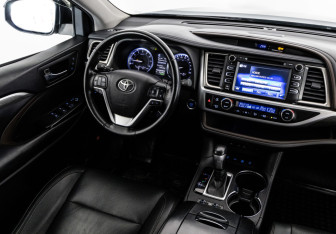 Подержанный автомобиль Toyota Highlander 2018 года (17 фото)