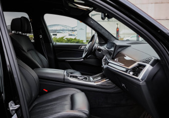 Подержанный автомобиль BMW X7 2023 года (27 фото)