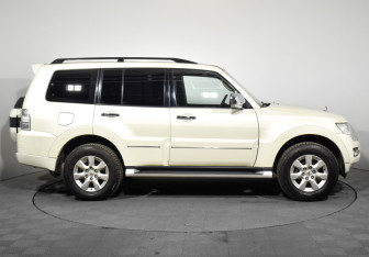 Подержанный автомобиль Mitsubishi Pajero 2021 года (4 фото)