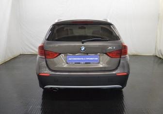 Подержанный автомобиль BMW X1 2012 года (6 фото)