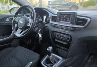 Подержанный автомобиль Kia Ceed Hatchback 2019 года (13 фото)