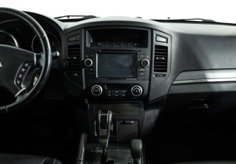Подержанный автомобиль Mitsubishi Pajero 2011 года (14 фото)