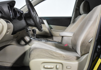 Подержанный автомобиль Toyota Highlander 2008 года (11 фото)