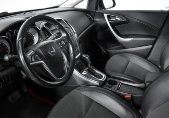 Подержанный автомобиль Opel Astra Hatchback 2011 года (9 фото)