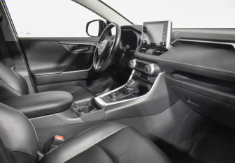 Подержанный автомобиль Toyota RAV4 2019 года (13 фото)