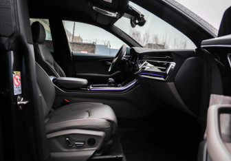Подержанный автомобиль Audi Q8 2019 года (29 фото)