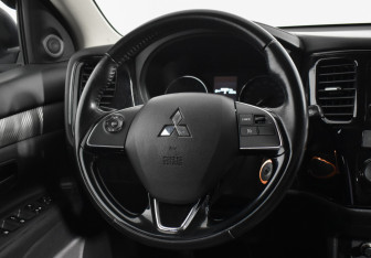 Подержанный автомобиль Mitsubishi Outlander 2017 года (14 фото)