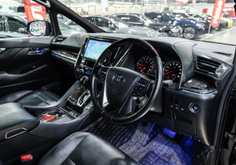 Подержанный автомобиль Toyota Alphard 2018 года (21 фото)