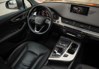 Подержанный автомобиль Audi Q7 2017 года (10 фото)