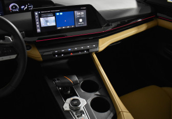 Подержанный автомобиль Changan UNI-V 2023 года (23 фото)