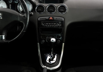 Подержанный автомобиль Peugeot 308 Hatchback 2011 года (12 фото)