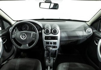 Подержанный автомобиль Renault Sandero 2014 года (13 фото)