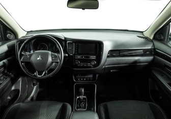 Подержанный автомобиль Mitsubishi Outlander 2019 года (13 фото)