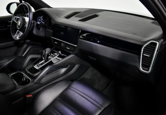 Подержанный автомобиль Porsche Cayenne 2019 года (14 фото)