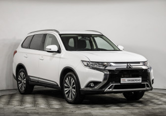 Подержанный автомобиль Mitsubishi Outlander 2019 года (3 фото)