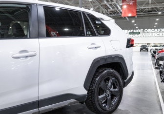 Подержанный автомобиль Toyota RAV4 2022 года (5 фото)