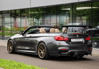 Подержанный автомобиль BMW M4 Convertible 2015 года (36 фото)