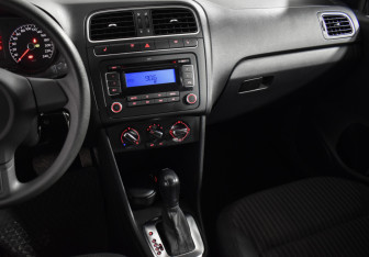 Подержанный автомобиль Volkswagen Polo Sedan 2012 года (18 фото)