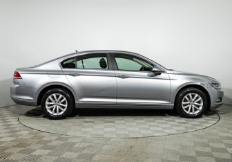 Подержанный автомобиль Volkswagen Passat Sedan 2017 года (4 фото)
