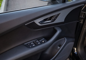 Подержанный автомобиль Audi Q7 2015 года (23 фото)