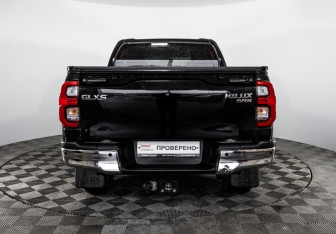 Подержанный автомобиль Toyota Hilux 2022 года (6 фото)