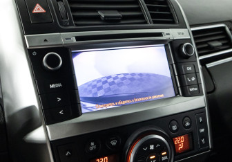 Подержанный автомобиль Toyota Verso 2013 года (16 фото)