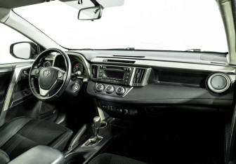 Подержанный автомобиль Toyota RAV4 2015 года (9 фото)