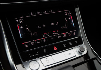 Подержанный автомобиль Audi Q8 2019 года (17 фото)