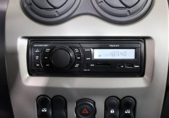 Подержанный автомобиль Renault Logan Sedan 2015 года (16 фото)