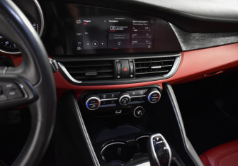 Подержанный автомобиль Alfa Romeo Giulia 2020 года (17 фото)