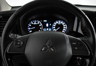 Подержанный автомобиль Mitsubishi Outlander 2019 года (17 фото)