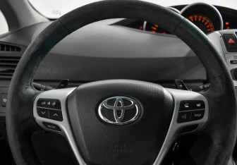 Подержанный автомобиль Toyota Verso 2010 года (18 фото)