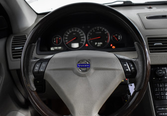 Подержанный автомобиль Volvo XC90 2003 года (18 фото)