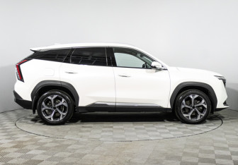 Подержанный автомобиль Geely Atlas 2023 года (4 фото)