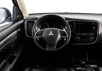 Подержанный автомобиль Mitsubishi Outlander 2013 года (11 фото)