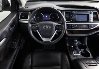 Подержанный автомобиль Toyota Highlander 2015 года (10 фото)