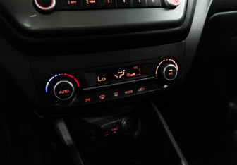 Подержанный автомобиль Kia Rio Sedan 2015 года (15 фото)