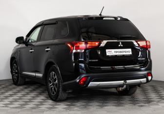 Подержанный автомобиль Mitsubishi Outlander 2015 года (7 фото)