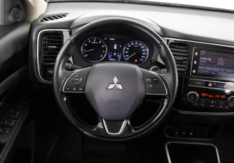 Подержанный автомобиль Mitsubishi Outlander 2019 года (10 фото)