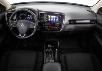 Подержанный автомобиль Mitsubishi Outlander 2019 года (9 фото)