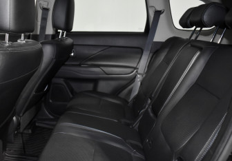 Подержанный автомобиль Mitsubishi Outlander 2018 года (12 фото)