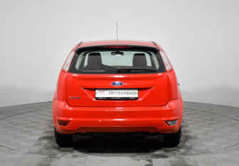 Подержанный автомобиль Ford Focus Hatchback 2010 года (6 фото)