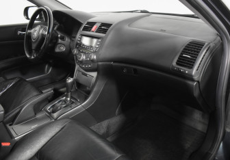 Подержанный автомобиль Honda Accord Sedan 2006 года (12 фото)