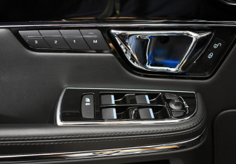 Подержанный автомобиль Jaguar XJ 2016 года (91 фото)