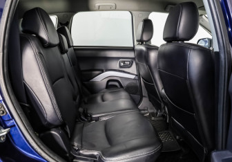 Подержанный автомобиль Peugeot 4007 2010 года (16 фото)