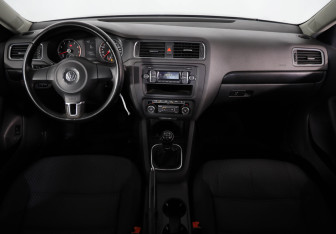 Подержанный автомобиль Volkswagen Jetta Sedan 2012 года (9 фото)