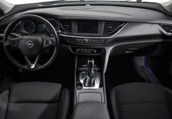 Подержанный автомобиль Opel Insignia Liftback 2018 года (14 фото)